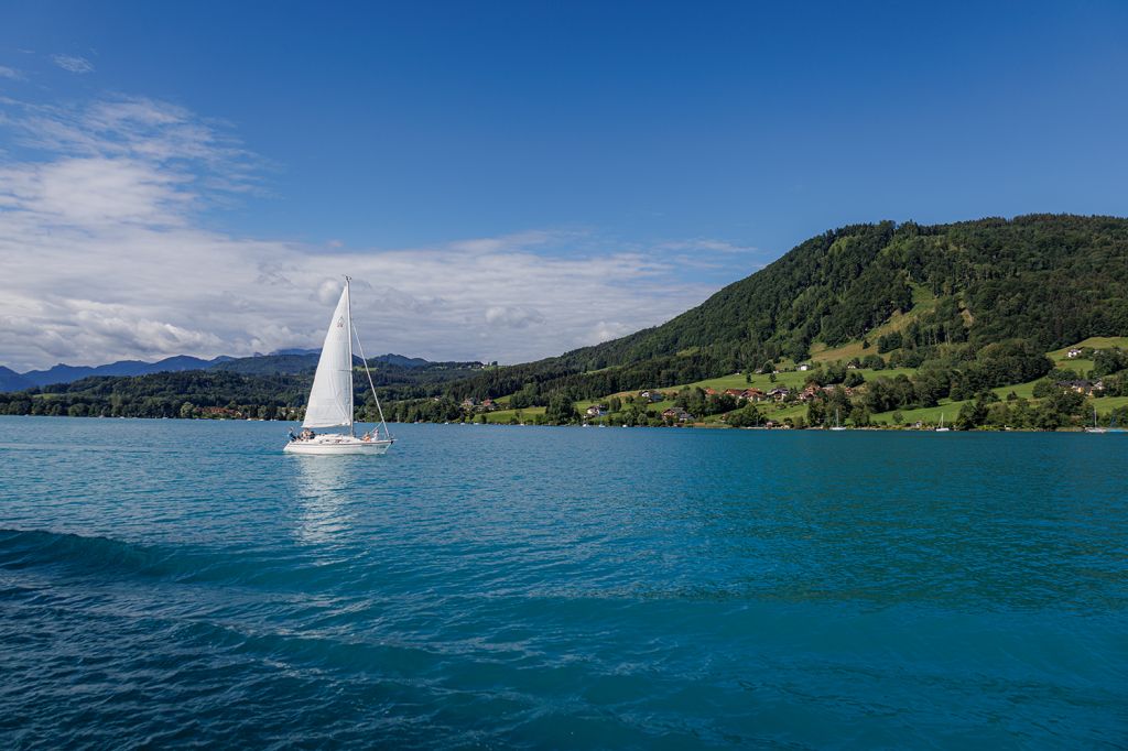 Der See Attersee - Oberösterreich - Der Attersee ist einer der größeren Seen im Salzkammergut. Er liegt im oberösterreichischen Teil der Region.  - © alpintreff.de - Christian Schön