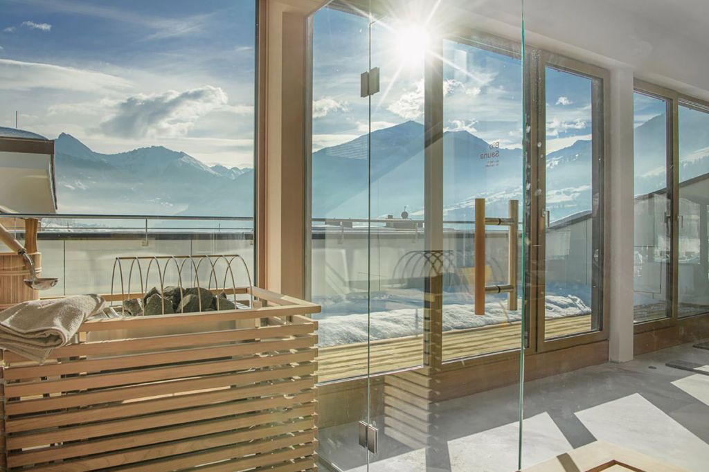 HimmelsBLÜ Bad Hofgastein - Die Aussicht aus dem Spa-Bereichs des Hotels BLÜ auf die Bergwelt rund um Bad Hofgastein. - © Hotel BLÜ