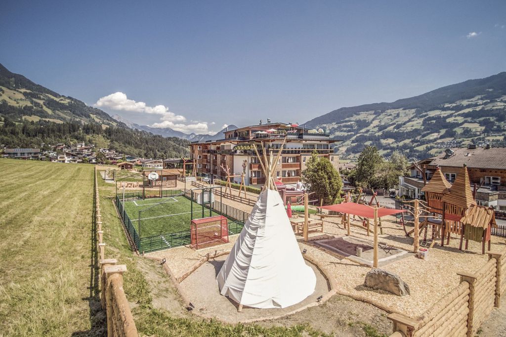 Mia Alpina Family Retreat - Fügen im Zillertal - Tirol - Im Sommer kannst Du vom Mia Alpina aus den Erlebnisberg Spieljoch erkunden, bequem mit der Bergbahn. - © Mia Alpina Zillertal Mia Alpina Family Retreat - Fügen im Zillertal - Tirol - Im Sommer kannst Du vom Mia Alpina aus den Erlebnisberg Spieljoch erkunden, bequem mit der Bergbahn. - © Mia Alpina Zillertal