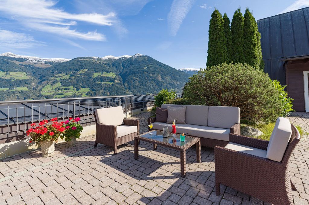 Wohlfühlhotel Schiestl - Fügenberg im Zillertal - Tirol - Die einladende Terrasse bietet eine wunderbare Aussicht ins Zillertal. - © Wohlfühlhotel Schiestl