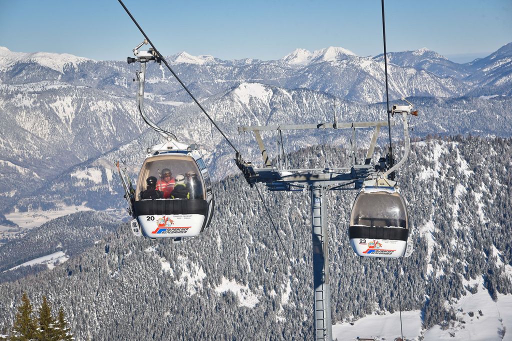 Bergbahnen Ski Juwel - Das Skigebiet Ski Juwel Alpbachtal Wildschönau verfügt über 93 Pistenkilometer, welche durch acht Gondelbahnen, sieben Sesselbahnen sowie 27 Schlepplifte erschlossen sind. - © Alpbachtal Tourismus - Gabriele Grießenböck