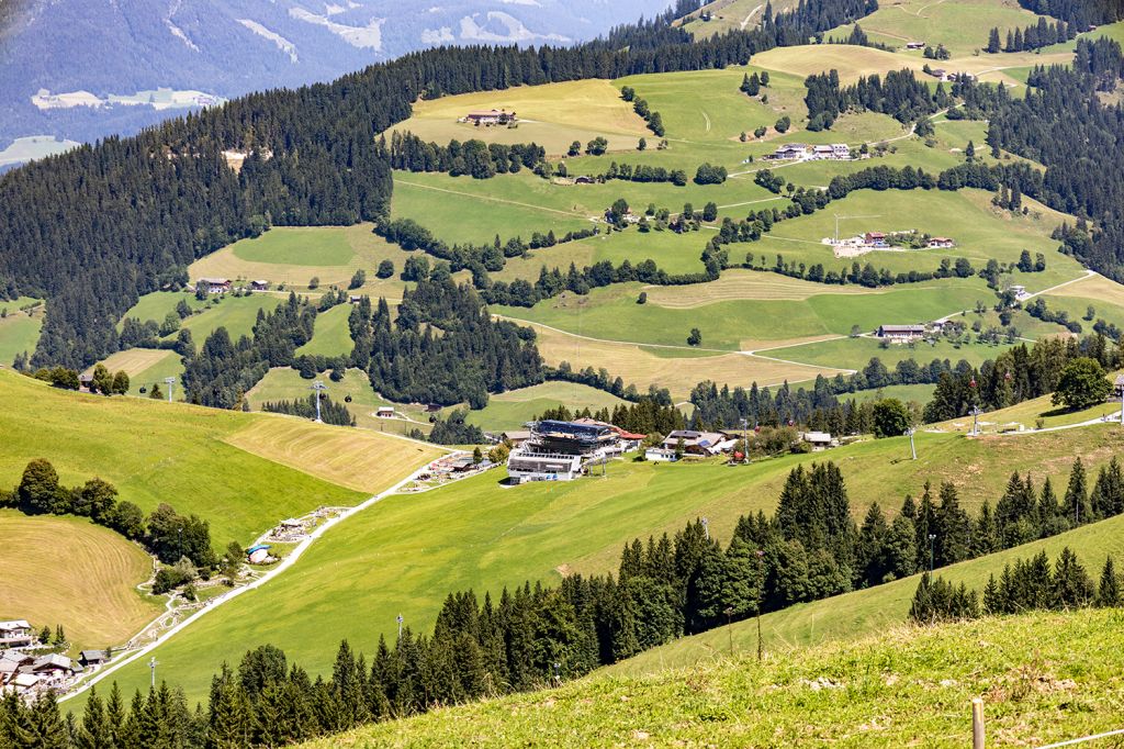 Hexenwasser im Überblick - Aussicht von der Kleinen Salve (da kommst Du mit der Salvistabahn in Itter hinauf) auf die Bergstation der Hexenwasserbahn. An der Straße links befindet sich das Kinderparadies Hexenwasser. - © alpintreff.de - Silke Schön