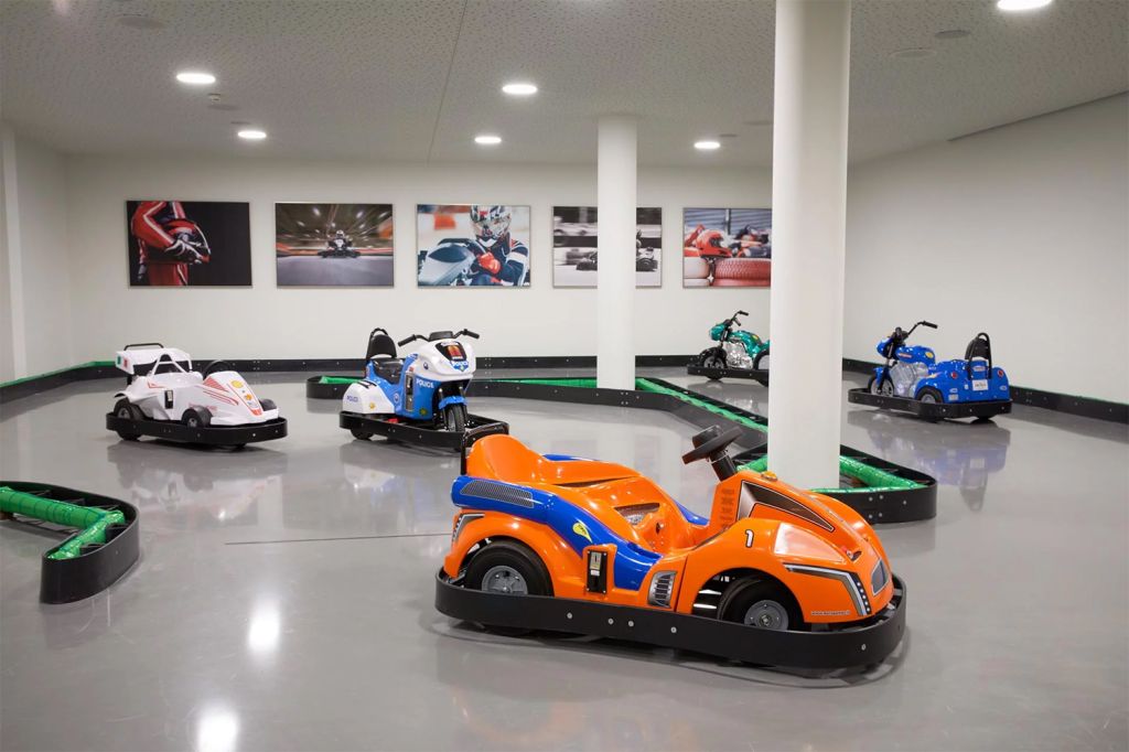 Kinderbetreuung Zugspitz Resort - Die Indoor-Kartbahn für die Kinder. Für die Kinderbetreuung gibt es eine Krabbellandschaft und DIDIs Kinderclub. Jede Woche gibt es dort ein abwechslungsreiches Kinderprogramm (drei bis zwölf Jahre), darunter zum Beispiel ein Sporttag, ein Naturerlebnistag, ein Koch- oder Lesetag. Natürlich wird auch gebastelt, getöpfert, gemalt und gebacken.  - © www.zugspitz-resort.at