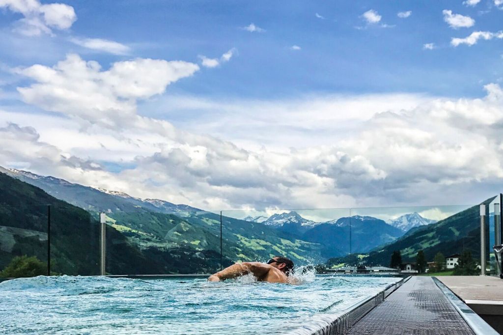 Infinity Pool Mia Alpina Zillertal - Der Thermen-Infinity-Skypool auf der Dachterrasse liegt im Penthouse Panorama-Spa für die Erwachsenen. - © Mia Alpina Zillertal