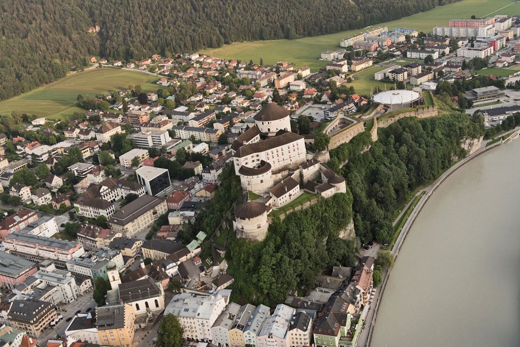 Alt, aber gut in Schuss - Anfang des 13. Jahrhundert wurde die Festung zuerst urkundlich erwähnt, sie ist also zur Zeit mehr als 800 Jahre alt. Seit 1924 gehört sie der Stadt Kufstein.
- © TVB Kufsteinerland, Lolin Alt, aber gut in Schuss - Anfang des 13. Jahrhundert wurde die Festung zuerst urkundlich erwähnt, sie ist also zur Zeit mehr als 800 Jahre alt. Seit 1924 gehört sie der Stadt Kufstein.
- © TVB Kufsteinerland, Lolin
