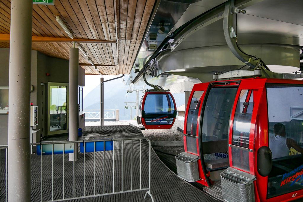 Technische Daten Panoramabahn II Kitzbüheler Alpen - Die Einseilumlaufbahn stammt aus dem Jahr 2005. Die Streckenlänge beträgt 2.144 Meter. In einer Gondel finden bis zu acht Personen Platz. - © alpintreff.de - Christian Schön Technische Daten Panoramabahn II Kitzbüheler Alpen - Die Einseilumlaufbahn stammt aus dem Jahr 2005. Die Streckenlänge beträgt 2.144 Meter. In einer Gondel finden bis zu acht Personen Platz. - © alpintreff.de - Christian Schön