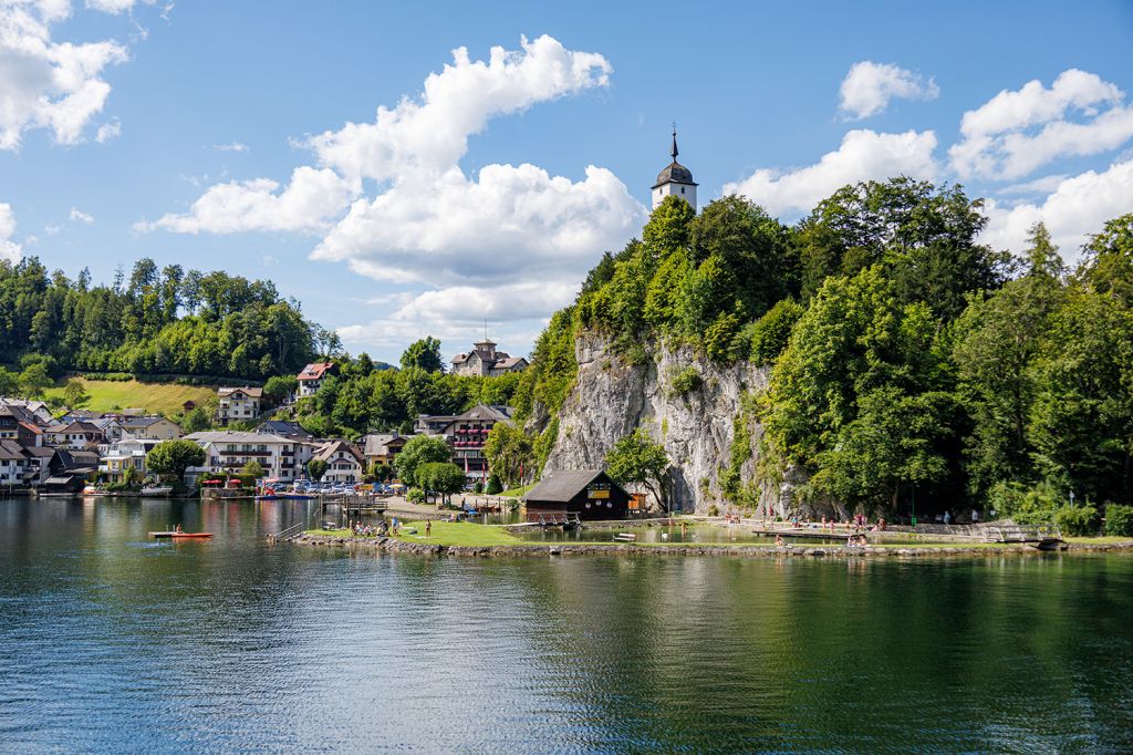 Traunkirchen am Traunsee - Bilder - Blick auf Traunkirchen am Traunsee mit der Johannesbergkapelle. - © alpintreff.de - Christian Schön Traunkirchen am Traunsee - Bilder - Blick auf Traunkirchen am Traunsee mit der Johannesbergkapelle. - © alpintreff.de - Christian Schön