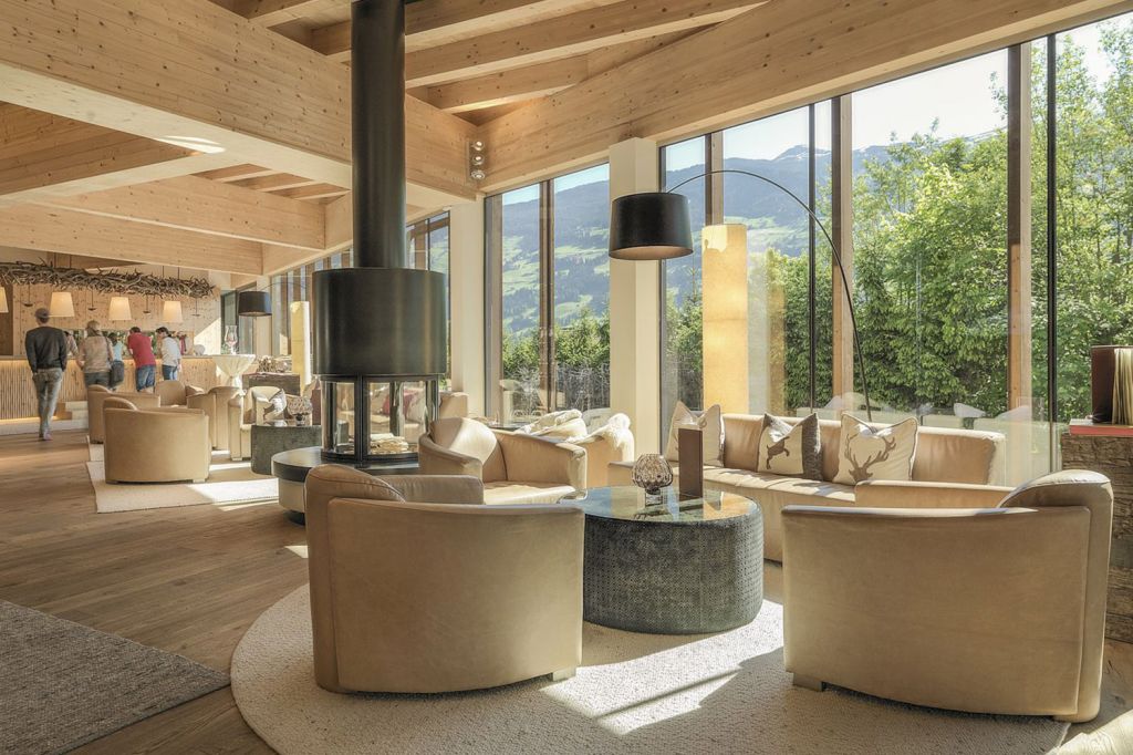 Mia Alpina Family Retreat - Fügen im Zillertal - Tirol - Noch ein Blick in die Lobby, bevor es weitergeht zu den Zimmern. - © Mia Alpina Zillertal Mia Alpina Family Retreat - Fügen im Zillertal - Tirol - Noch ein Blick in die Lobby, bevor es weitergeht zu den Zimmern. - © Mia Alpina Zillertal