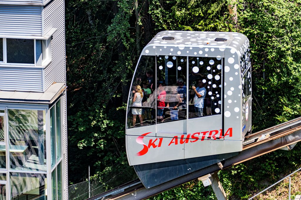 350 Personen pro Stunde... - ... kann der Schrägaufzug transportieren. Die Strecke ist 252 Meter lang, bei 85 Höhenmetern. - © alpintreff.de - Christian Schön 350 Personen pro Stunde... - ... kann der Schrägaufzug transportieren. Die Strecke ist 252 Meter lang, bei 85 Höhenmetern. - © alpintreff.de - Christian Schön