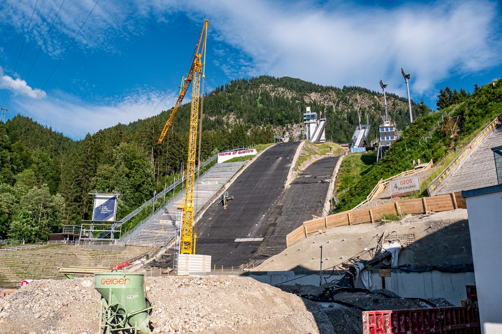 Umbau Schattenbergschanzen 2019 - 2019 gab es eine größere Renovierung und Modernisierung der Schanzen. Die Arbeiten ertüchtigten die Anlagen für die Ausrichtung der Nordischen Ski-WM im Jahr 2021. - © alpintreff.de - Christian Schön Umbau Schattenbergschanzen 2019 - 2019 gab es eine größere Renovierung und Modernisierung der Schanzen. Die Arbeiten ertüchtigten die Anlagen für die Ausrichtung der Nordischen Ski-WM im Jahr 2021. - © alpintreff.de - Christian Schön