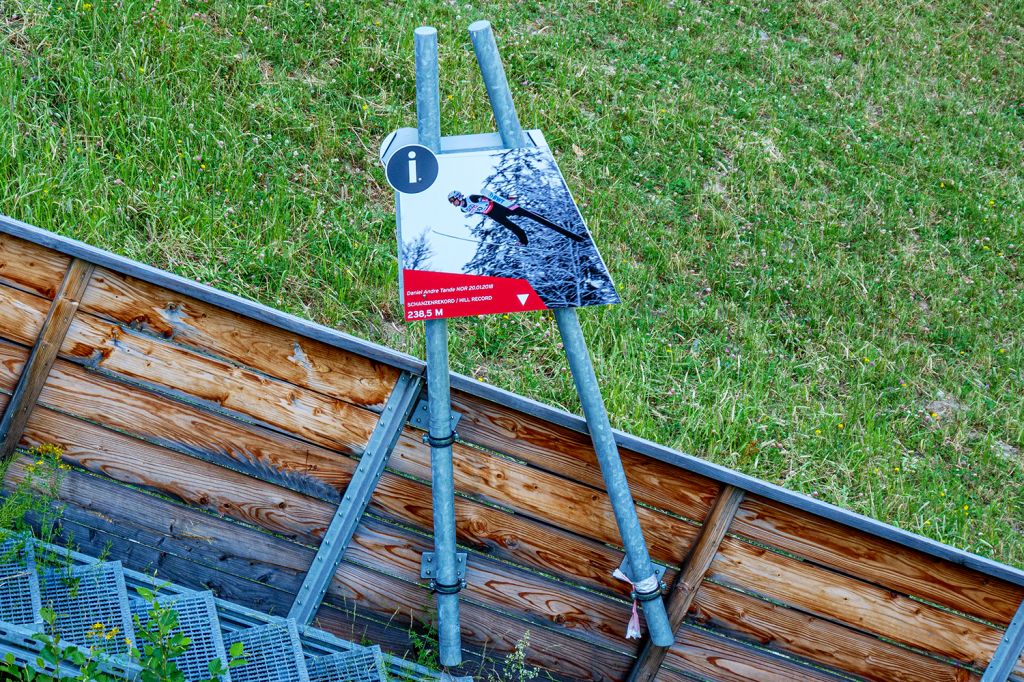 Schanzenrekord Oberstdorf Skiflugschanze - Zwischen Januar 2018 und März 2022 hielt der Norweger Daniel André Tande den Schanzenrekord. Er flog 238,5 Meter, was auf diesem Schild festgehalten wurde. (In den nachfolgenden Bildern kommt ein weiteres Schild mit einem alten Schanzenrekord.) - © alpintreff.de - Christian Schön