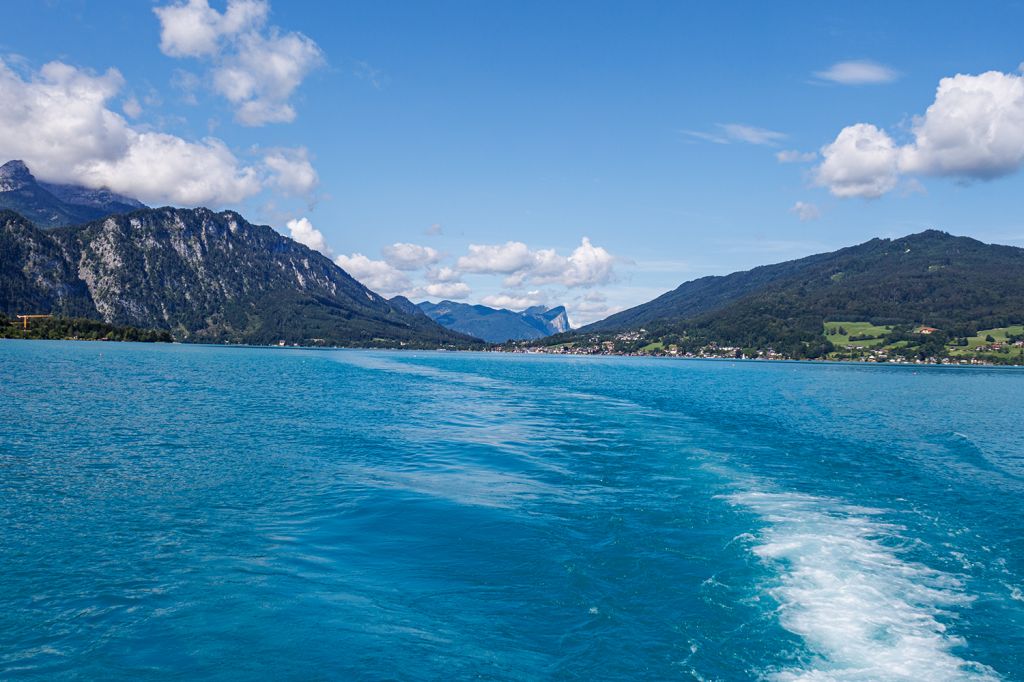 Attersee im Attergau - Oberösterreich - Um den See herum liegen gleich sieben Urlaubsorte, die durch die Attersee-Schifffahrt auch über den Seeweg verbunden sind. Eine Straße rings um den See gibt es natürlich auch. - © alpintreff.de - Christian Schön Attersee im Attergau - Oberösterreich - Um den See herum liegen gleich sieben Urlaubsorte, die durch die Attersee-Schifffahrt auch über den Seeweg verbunden sind. Eine Straße rings um den See gibt es natürlich auch. - © alpintreff.de - Christian Schön
