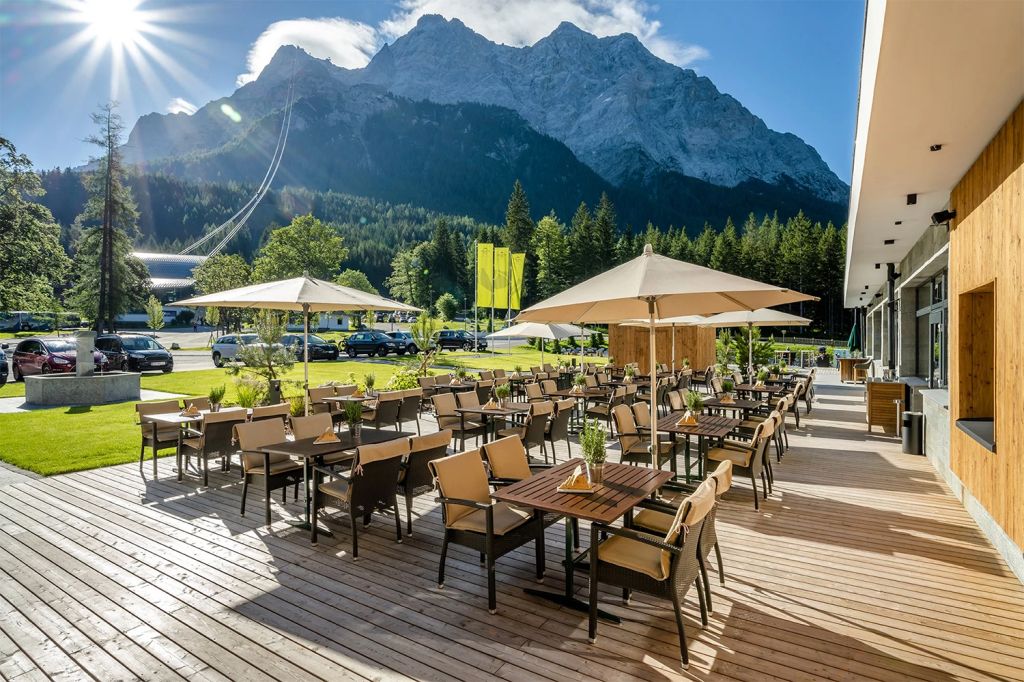 Hotel Zugspitz Resort - Ehrwald in der Tiroler Zugspitz Arena - Blick von der Sonnenterrasse im Sommer.  - © www.zugspitz-resort.at