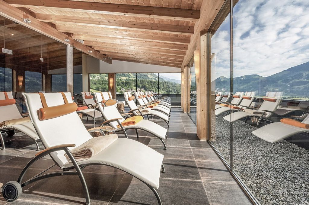 Ruhebereich Mia Alpina - Entspannen und Ruhe finden gepaart mit Aussicht ins Zillertal: der Ruheraum. - © Mia Alpina Zillertal Ruhebereich Mia Alpina - Entspannen und Ruhe finden gepaart mit Aussicht ins Zillertal: der Ruheraum. - © Mia Alpina Zillertal