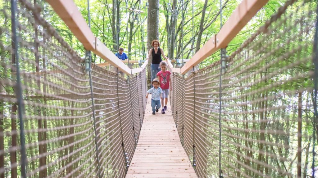 Familywald - Im Familywald gibt es Hängebrücken, Baumhäuser, einen Waldspielplatz... und ganz viel Schatten. - © kletterwald.at Familywald - Im Familywald gibt es Hängebrücken, Baumhäuser, einen Waldspielplatz... und ganz viel Schatten. - © kletterwald.at