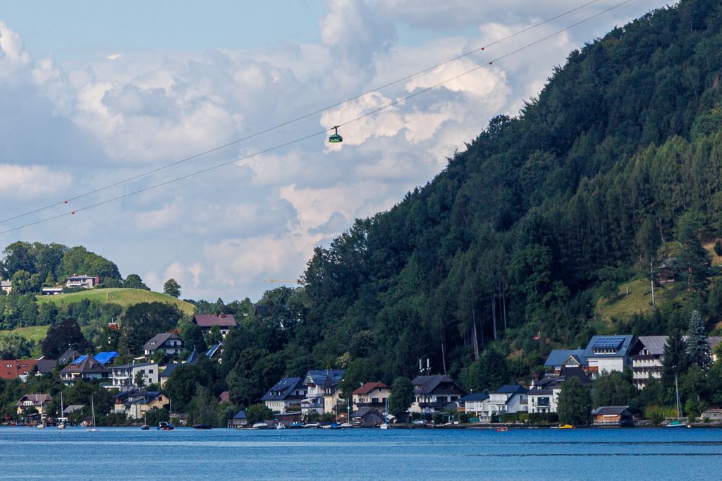 Traunsee mit Grünberg Seilbahn - In der Bildmitte ganz klein die Grünberg Seilbahn in Gmunden. - © alpintreff.de - Christian Schön