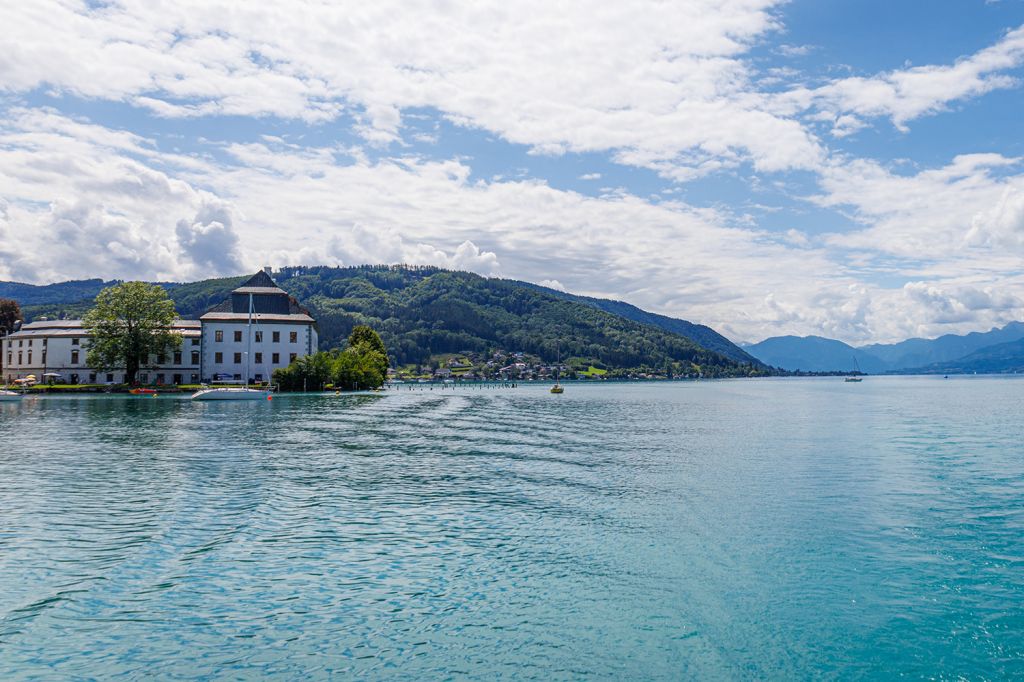 Schloss Kammer am Attersee - Am linken Bildrand das Schloss Kammer in Schörfling am Attersee.  - © alpintreff.de - Christian Schön