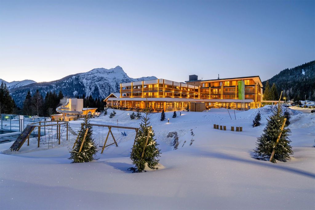 Winteransicht Zugspitz Resort - Noch diese wunderschöne Winteransicht, bevor wir ins Innere des Hotels eintauchen. - © www.zugspitz-resort.at