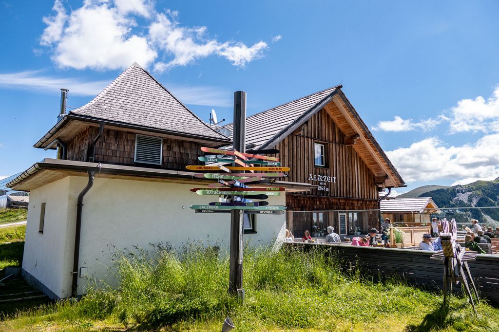 Einkehrschwung - Daneben liegt das Bergrestaurant AlmZeit, in das Du nach der Runde einkehren kannst. - © alpintreff.de - Silke Schön Einkehrschwung - Daneben liegt das Bergrestaurant AlmZeit, in das Du nach der Runde einkehren kannst. - © alpintreff.de - Silke Schön