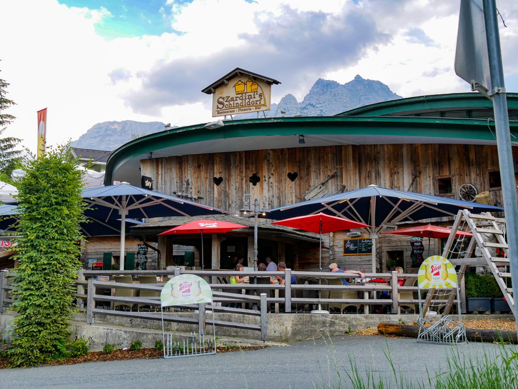 Lecker essen - Neben der Talstation befindet sich Zardinis Schindeldorf, in dem Du sehr gut essen kannst. - © alpintreff.de - Christian Schön