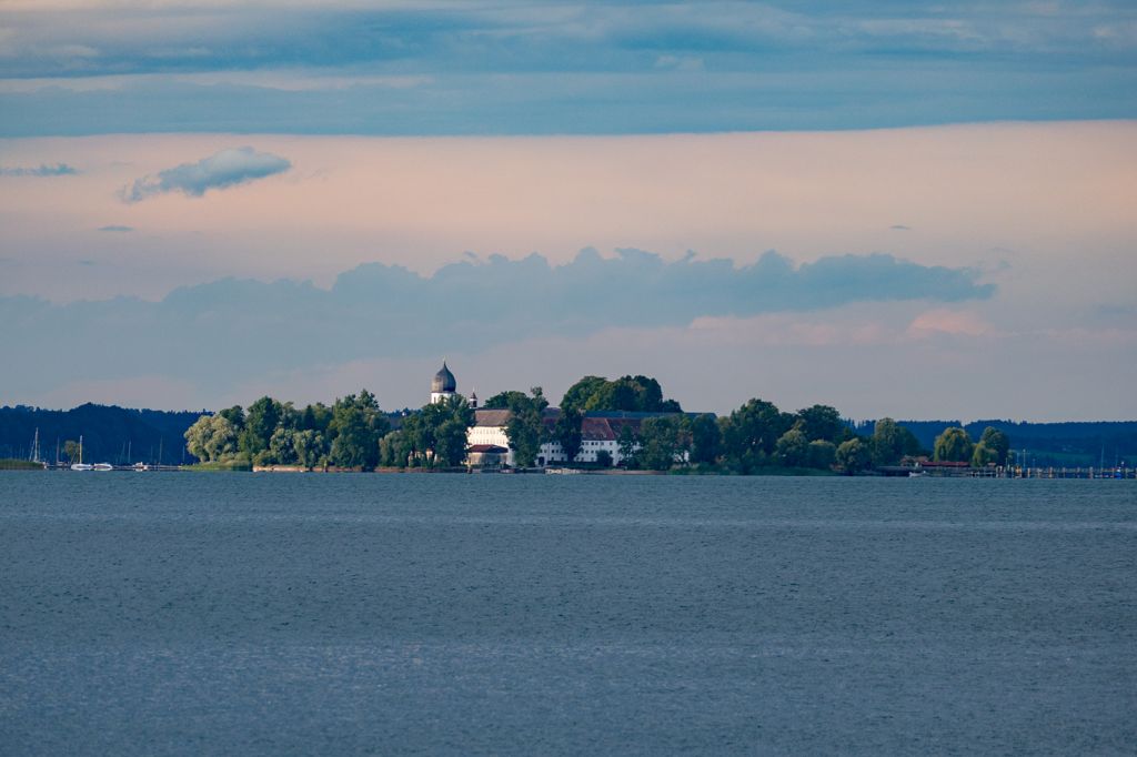 Chiemsee - Ganz anders präsentierte sich das Wetter am Abend zwei Tage zuvor. Hier der Blick auf die Fraueninsel. - © alpintreff.de / christian Schön