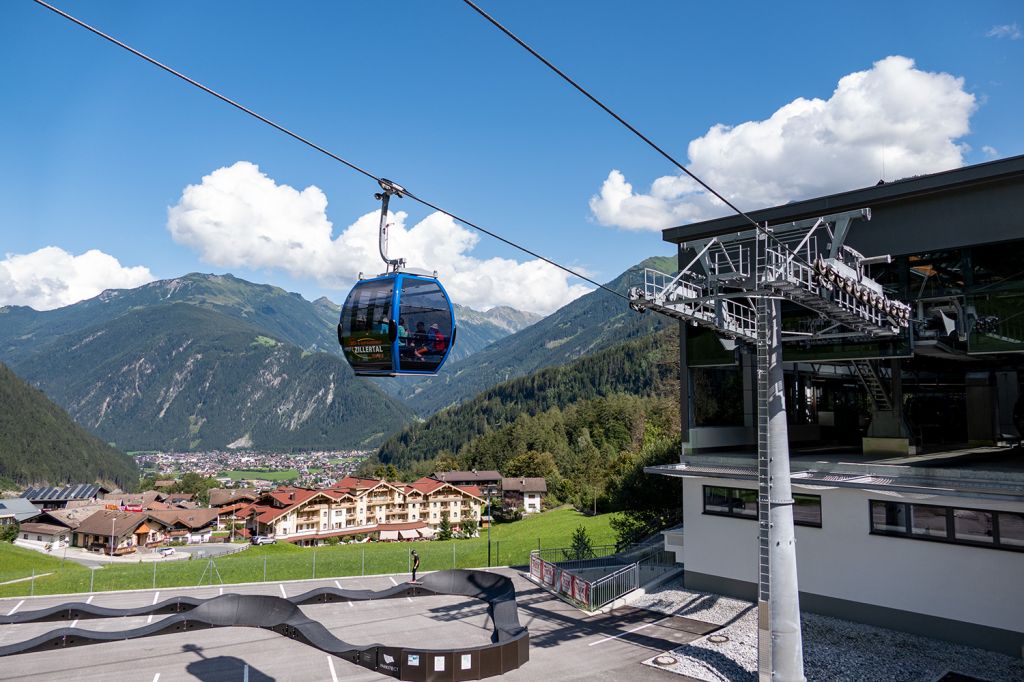 Gondelbahn in Finkenberg - Im Jahr 2017 wurde in Finkenberg die 4er Gondelbahn Finkenberger Almbahn durch eine leistungsstarke 10er Kabinenbahn ersetzt.  - © alpintreff.de - Christian Schön