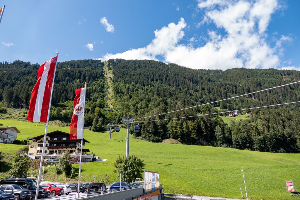 Trasse Gondelbahn Finkenberg - Die Einseilumlaufbahn ist die Zubringerbahn ins Skigebiet Penken-Rastkogel-Eggalm, im Sommer entsprechend ins Wandergebiet. - © alpintreff.de - Christian Schön