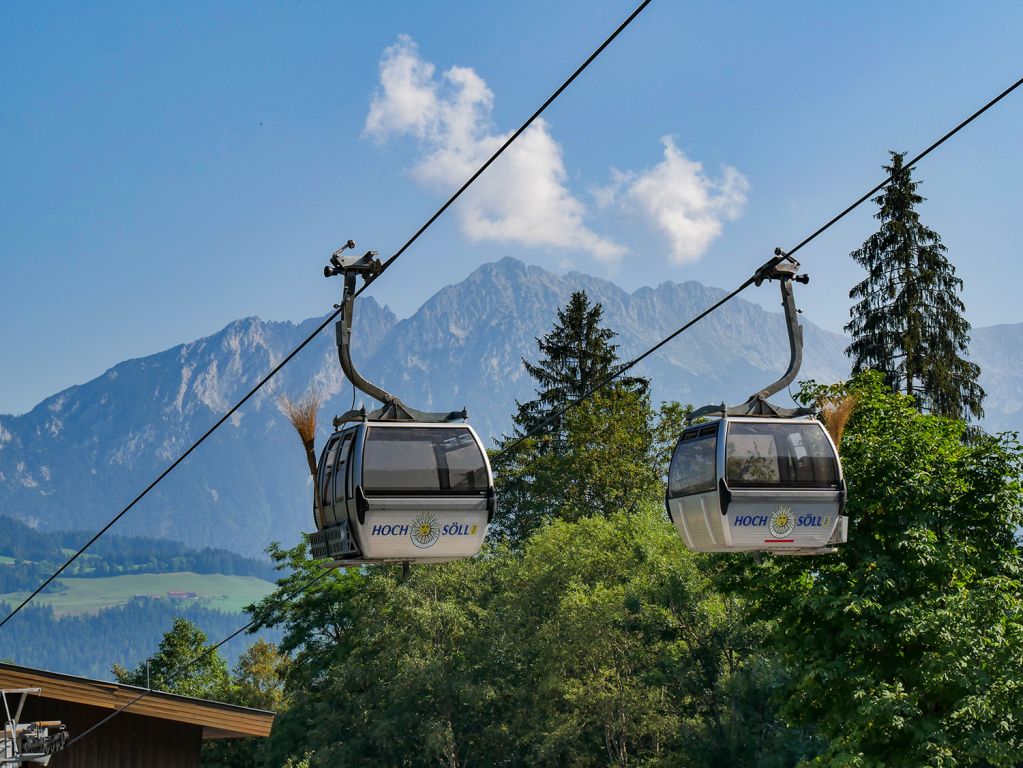 Gondelbahn Hochsöll - Charakteristisch: Die Gondeln mit dem Hexenbesen. Hier direkt an der Talstation - © alpintreff.de / christian Schön