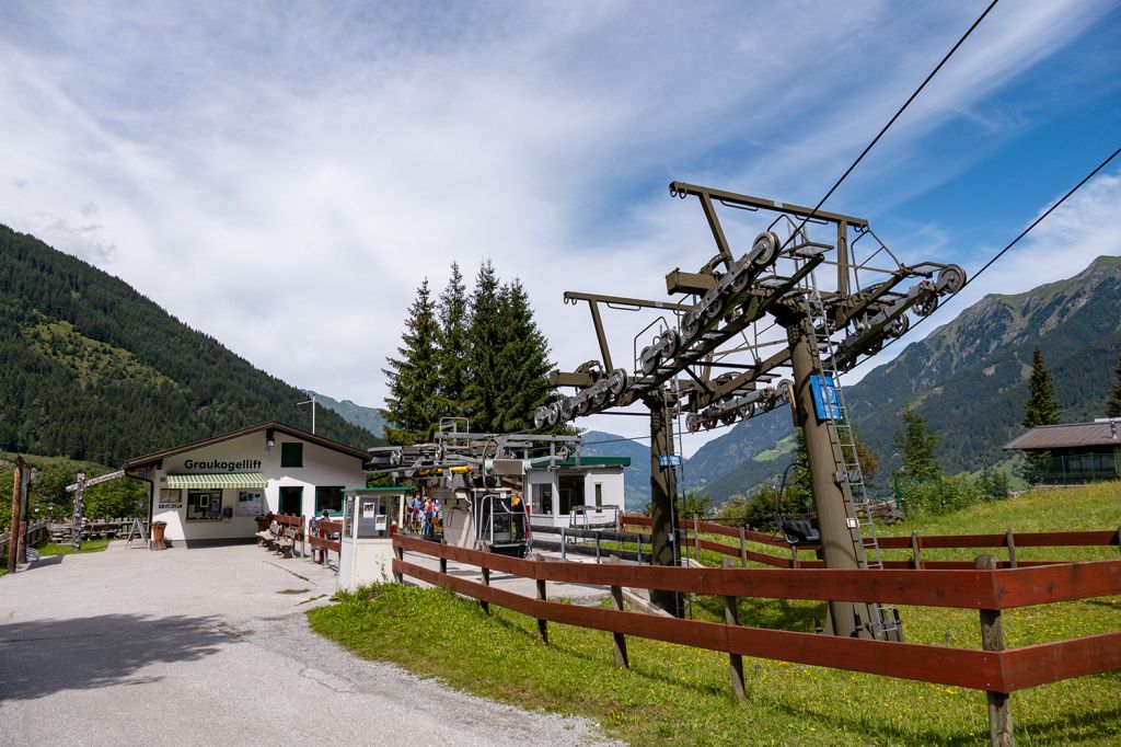 Talstation Sesselbahn Graukogel Bad Gastein - Die fix geklemmte Seselbahn stammt aus dem Jahr 2000. - © alpintreff.de - Christian Schön Talstation Sesselbahn Graukogel Bad Gastein - Die fix geklemmte Seselbahn stammt aus dem Jahr 2000. - © alpintreff.de - Christian Schön
