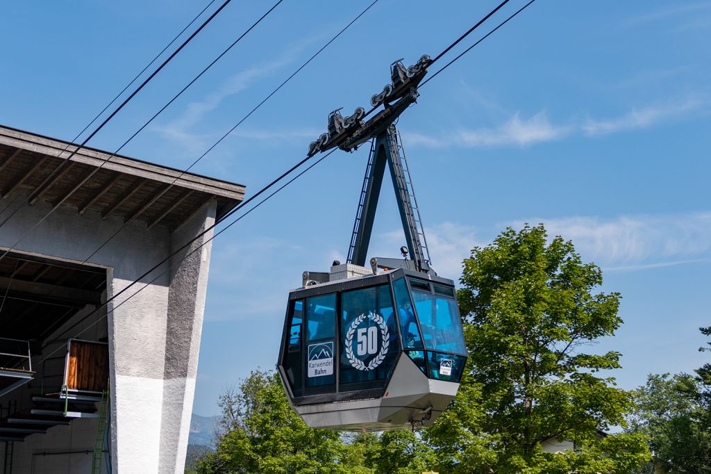 Karwendelbahn - Mittenwald - Seit 1967 ist die Karwendelbahn eins der Highlights von Mittenwald. Die Bahn verfügt heute über neue Kabinen mit einem Fassungsvermögen von 25 + 1 Personen, die vor wenigen Jahren erst angeschafft wurden.  - © alpintreff.de - Christian Schön