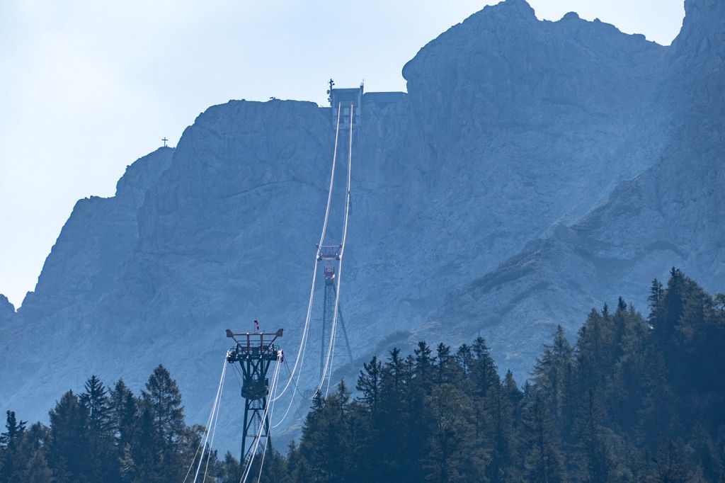 Bergbahn in Mittenwald - Auf vielen engagierten Schultern konnte dieser Betrag dann verteilt und die Bahn letztendlich im Juni 1967 in Betrieb genommen werden.  - © alpintreff.de - Christian Schön