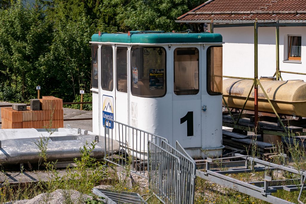Alte Gondel der Karwendelbahn - Bis 2011 waren diese Gondeln der Karwendelbahn im Einsatz. - © alpintreff.de - Christian Schön Alte Gondel der Karwendelbahn - Bis 2011 waren diese Gondeln der Karwendelbahn im Einsatz. - © alpintreff.de - Christian Schön