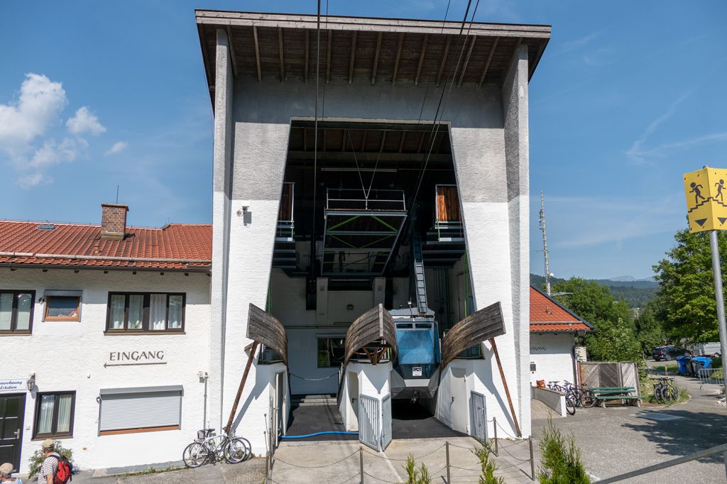 Mittenwalder Bergbahn - Auch heute noch zieht diese Bahn jährlich tausende Besucher an. Aber trotzdem ist es ein schwieriges wirtschaftliches Umfeld, das wollen wir hier nicht verschweigen.

Denn an der Karwendelbahn gibt es keinen ausschweifenden Wintertourismus - lediglich eine Skiroute, die wirklich nichts für jedermann ist - führt ins Tal hinunter.  - © alpintreff.de - Christian Schön