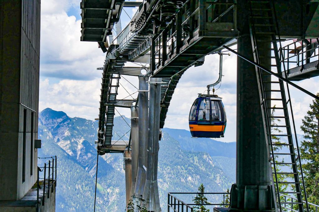 Kreuzeckbahn - Garmisch-Partenkirchen - Mit dem Neubau der Kreuzeckbahn im Jahr 2002 startete Garmisch in die Neuzeit des alpinen Skisports. - © alpintreff.de - Christian Schön Kreuzeckbahn - Garmisch-Partenkirchen - Mit dem Neubau der Kreuzeckbahn im Jahr 2002 startete Garmisch in die Neuzeit des alpinen Skisports. - © alpintreff.de - Christian Schön