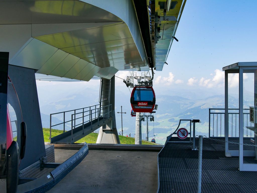 Salvenbahn II - Bergstation - Barrierefreier Einstieg ist sowohl in der Berg- als auch in der Talstation möglich.

Von Söll aus ist dies so nicht möglich. Personen mit körperlicher Behinderung sind also von Hopfgarten aus besser bedient. - © alpintreff.de / christian Schön