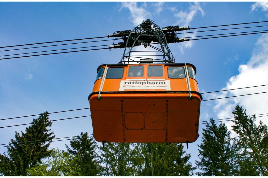 Kabinengröße alte Eibsee-Seilbahn - Die Kabinengröße hingegen war mit 45 Personen für die damalige Zeit fast schon klein bemessen. In der Schweiz baute man damals schon größere Anlagen, die allerdings nicht solche Höhenunterschiede schafften.  - © alpintreff.de - Christian Schön