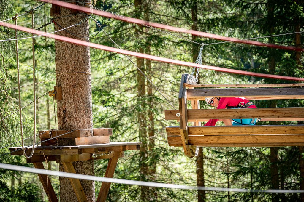 Hoppala - Der Hochseilgarten umfasst 16 Hindernisse und fünf Flying Foxes. - © TVB St. Anton, Patrick Bätz Hoppala - Der Hochseilgarten umfasst 16 Hindernisse und fünf Flying Foxes. - © TVB St. Anton, Patrick Bätz