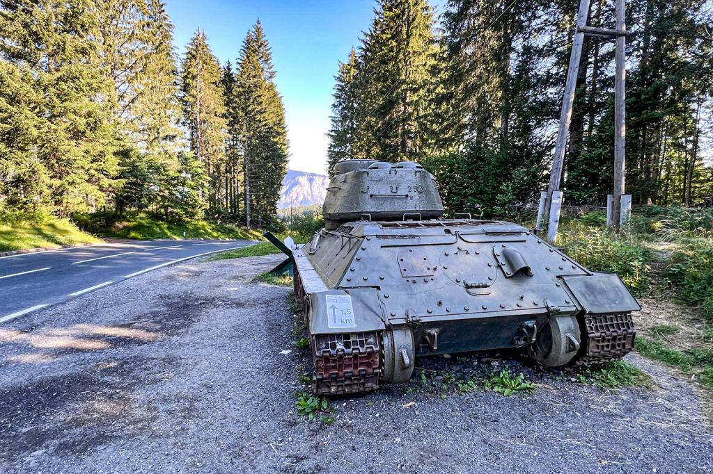 Parken für das Bunkermuseum am Wurzenpass - Der Parkplatz P1 liegt am Wurzenpass bei Kilometer 5,0, von dort sind es noch ein paar Minuten zu laufen. Der nächste Parkplatz P2 liegt bei Kilometer 4,8. - © Annett Ehrenreich Parken für das Bunkermuseum am Wurzenpass - Der Parkplatz P1 liegt am Wurzenpass bei Kilometer 5,0, von dort sind es noch ein paar Minuten zu laufen. Der nächste Parkplatz P2 liegt bei Kilometer 4,8. - © Annett Ehrenreich