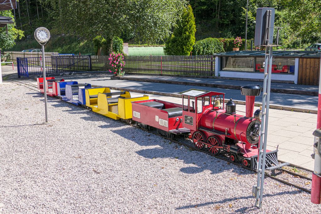 Freizeit-Möglichkeiten - Neben der Talstation befinden sich übrigens eine solche Mini-Bahn und auch eine Minigolf-Anlage. - © alpintreff.de - Christian Schön