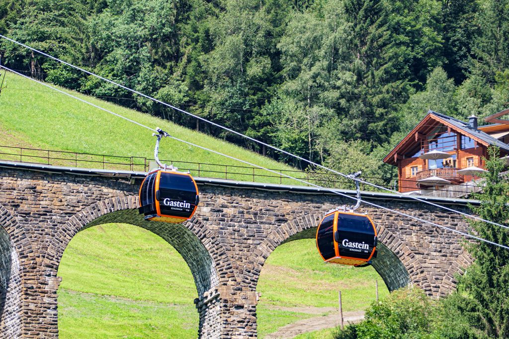 Förderleistung Schlossalmbahn - Die Förderleistung der Schlossalmbahn I beträgt bis zu 3.000 Personen pro Stunde. Jede der orangen Gondeln ist für 10 Menschen ausgelegt. - © alpintreff.de - Christian Schön