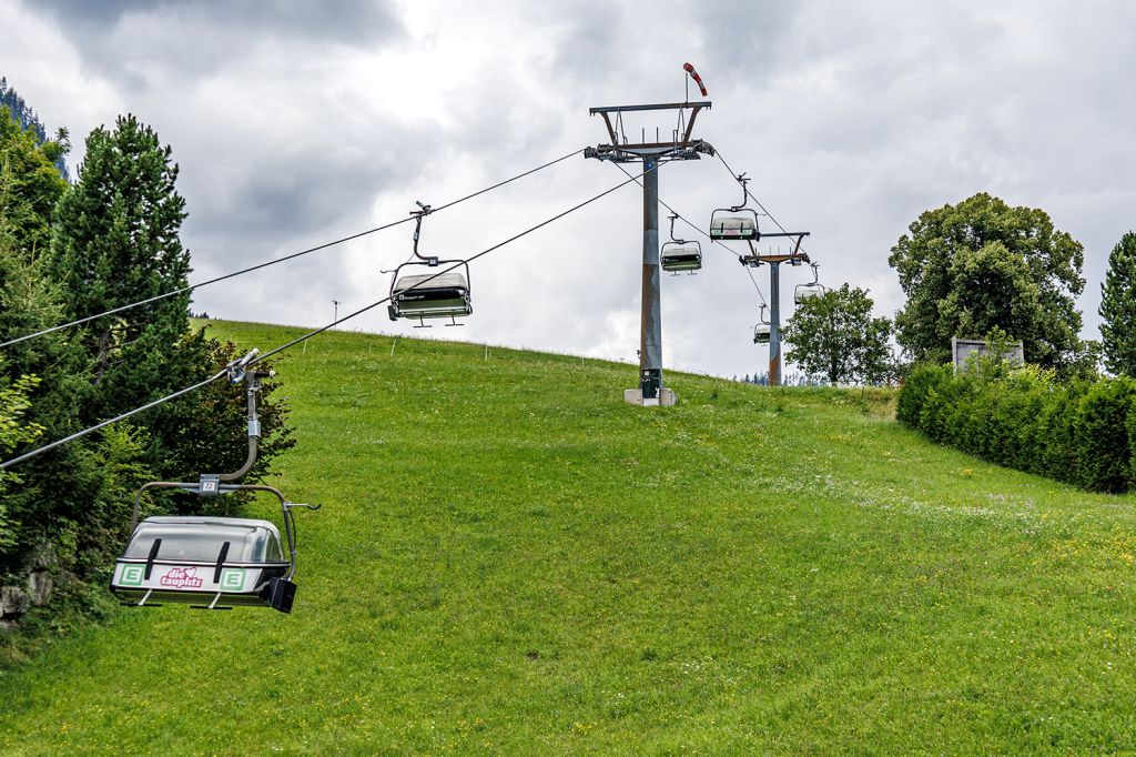 Sesselbahn Tauplitzalm - Die Zubringerbahnen Tauplitz 1 und Tauplitz 2 sind dei einzigen Anlagen auf der Tauplitzalm, die auch im Sommer geöffnet sind. Das herrliche Almgebiet ist damit aber auch zur warmen Jahreszeit direkt vom Tauplitzer Ortsrand aus bequem zu erreichen.  - © alpintreff.de - Christian Schön