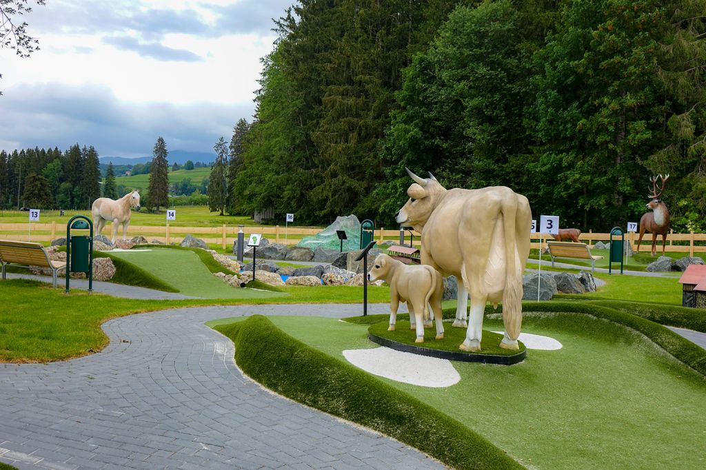 Mehr Abenteuer in Fischen im Allgäu - Brandneu gemacht ist in Fischen im Allgäu der Adventure Minigolfplatz mit 18 Bahnen. Der Minigolfplatz liegt im Kurpark am Eichhörnchenwald. - © Tourismus Hörnerdörfer Mehr Abenteuer in Fischen im Allgäu - Brandneu gemacht ist in Fischen im Allgäu der Adventure Minigolfplatz mit 18 Bahnen. Der Minigolfplatz liegt im Kurpark am Eichhörnchenwald. - © Tourismus Hörnerdörfer