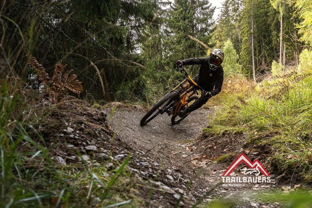 Sehr schwer - Nicht mittelschwer oder schwer, sondern als SEHR SCHWER ist der Trail eingestuft. Also am besten nur als echter Könner versuchen, dort herunterzukommen. - © Mathias Prägant