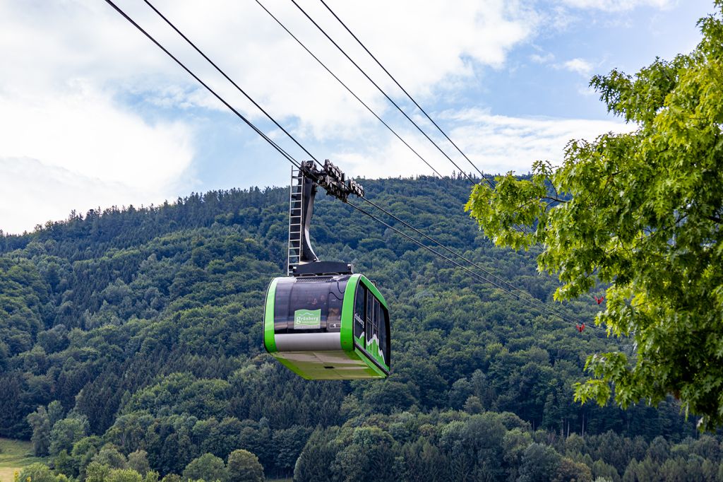 Grünberg Seilbahn - Gmunden am Traunsee - Bereits seit 1957 führt eine Seilbahn auf den Grünberg in Gmunden am Traunsee. Damals als Zweiseil-Umlaufbahn mit 4er Kabinen. Im Jahr 2010 kam für diese Bahn allerdings das Ende und sie wurde stillgelegt und drei Jahre später auch abgerissen.  - © alpintreff.de - Christian Schön