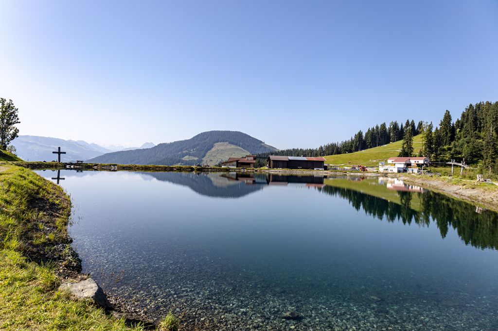 Die Gegend um den Astbergsee - Rechts liegt die Bergstation der Sesselbahn, links die Blattlalm und dahinter die Pony Alm. - © alpintreff.de - Silke Schön