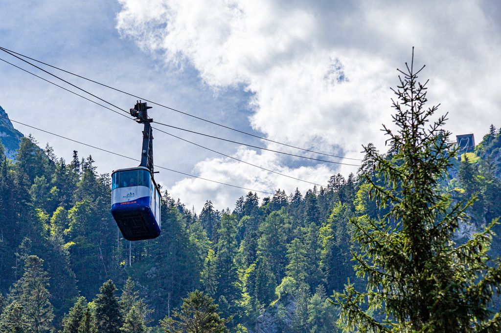 Gosaukammbahn in Gosau - Von oben aus bieten sich malerische Ausblicke über das hintere Gosautal auf das Dachstein-Massiv. - © alpintreff.de - Christian Schön Gosaukammbahn in Gosau - Von oben aus bieten sich malerische Ausblicke über das hintere Gosautal auf das Dachstein-Massiv. - © alpintreff.de - Christian Schön