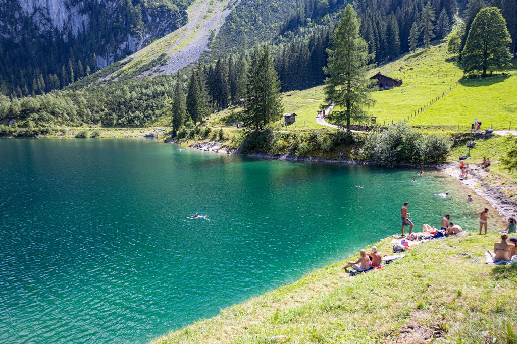 Baden im Vorderen Gosausee - Wagemutige wagen am nord-westlichen Ufer, wo sich der Parkplatz befindet, auch ins Wasser - zumindest im Sommer. - © alpintreff.de - Christian Schön