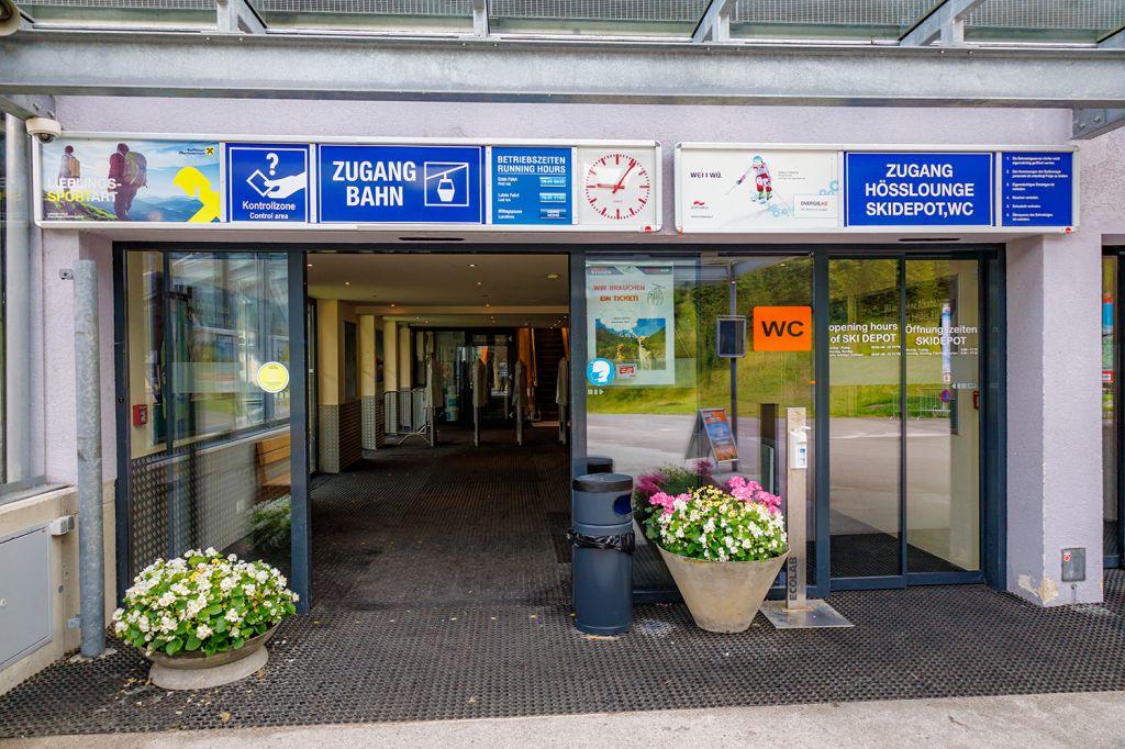Eingangsbereich Hössbahn - Die 6er Gondelbahn Hössbahn soll seit längerem durch eine 10er Gondelbahn ersetzt werden (Stand September 2022: Baustart ist erfolgt). - © alpintreff.de - Christian Schön Eingangsbereich Hössbahn - Die 6er Gondelbahn Hössbahn soll seit längerem durch eine 10er Gondelbahn ersetzt werden (Stand September 2022: Baustart ist erfolgt). - © alpintreff.de - Christian Schön