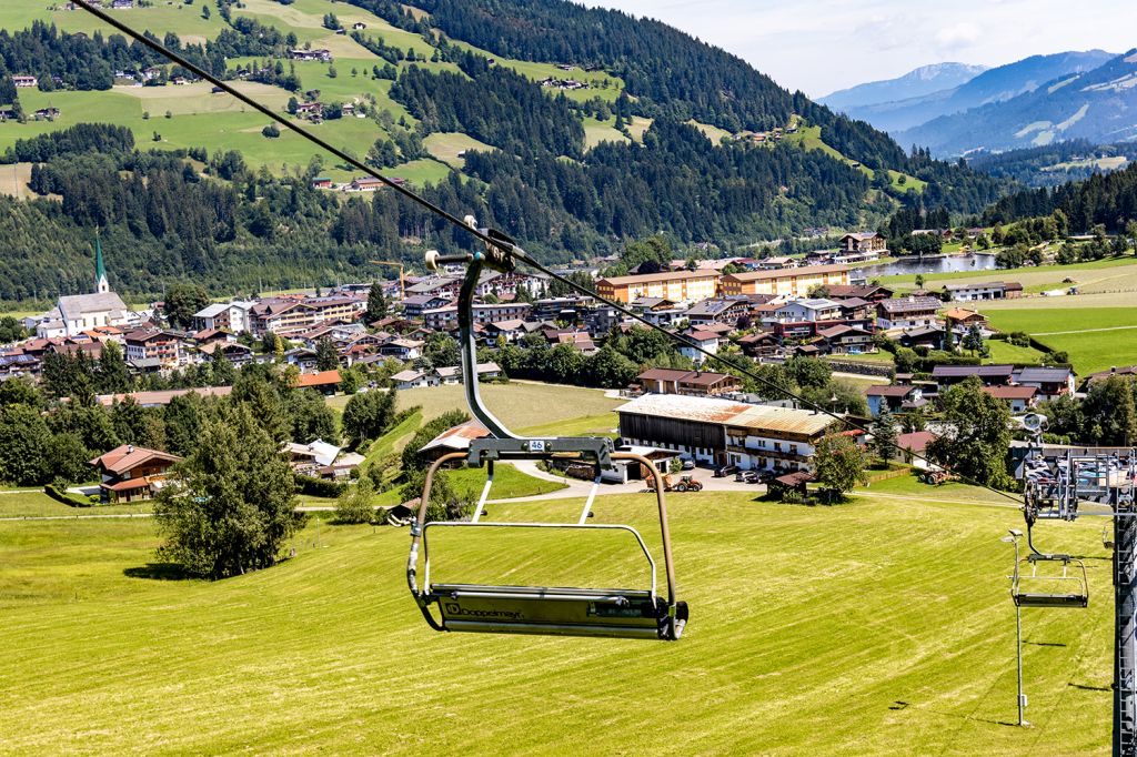 Aussicht auf Kirchberg - Die Aussicht auf Kirchberg und die Kitzbüheler Alpen wird  mit zunehmender Höhe schöner. :-) - © alpintreff.de - Silke Schön