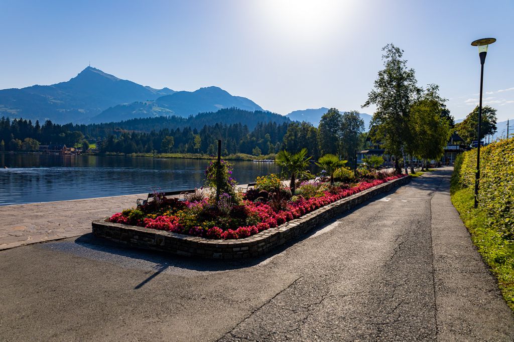 Schwarzsee-Promenade - Der Schwarzsee gehört zu Kitzbühel in Tirol und liegt ungefähr zwei Kilometer vom Ort entfernt. Das Besondere an ihm ist sicherlich das Moorwasser, welches sich rasch erwärmt und dem eine gesundheitsfördernde Wirkung nachgesagt wird. - © alpintreff.de - Silke Schön